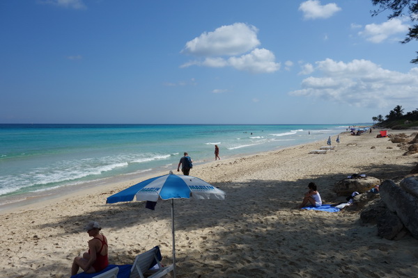 En inblick i vanliga kubaners sätt att spendera strandtid, Playas del Este, Havanna.