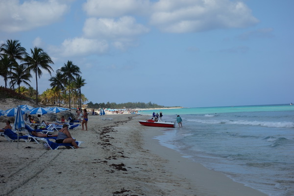 En inblick i vanliga kubaners sätt att spendera strandtid, Playas del Este, Havanna.