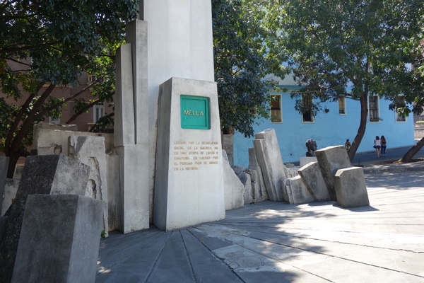 Monumento a Julio Antonio Mella, grundaren av det första kubanska kommunistpartiet 1925. Monumentet finns nedanför trapporna upp till Universidad de la Habana, Vedado.