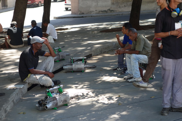 Rast för arbetarna som bekämpar dengue fever, vid Universidad de la Habana, Vedado.