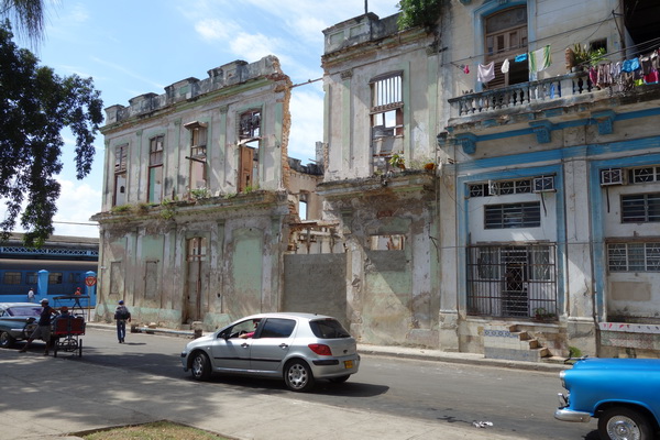 En del hus bara väntar på att få rasa ihop totalt. Centro Habana, Havanna.