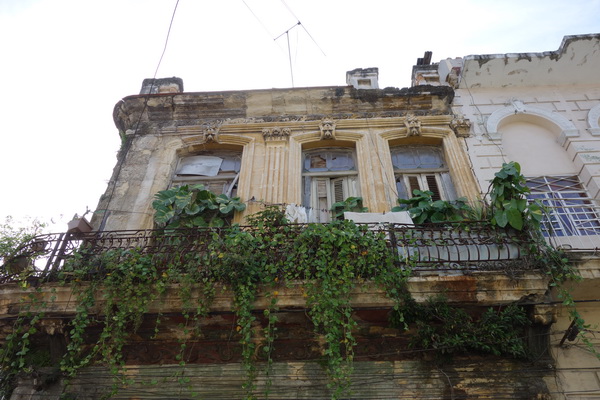 Fasad i förfall någonstans i Centro Habana, Havanna.