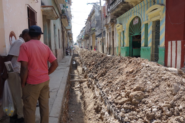 Renovering av gata i Centro Habana, Havanna.