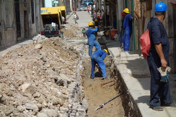 Renovering av gata i Centro Habana, Havanna.