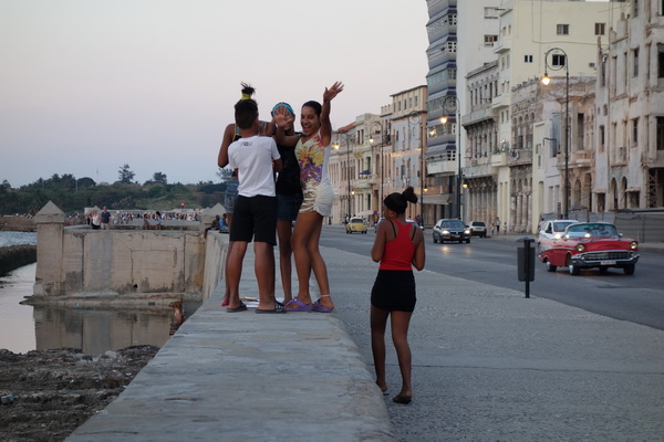 Ungdomar längs Malecon, Havanna.