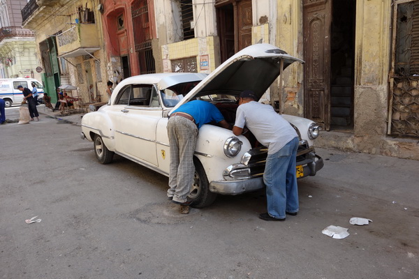 Kubaner sägs vara världens bästa bilmekaniker. Centro Habana, Havanna.