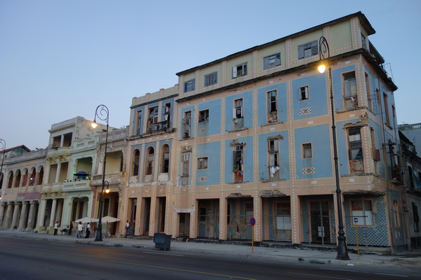 Rasfärdiga gamla rariteter till byggnader längs Malecon, Havanna.