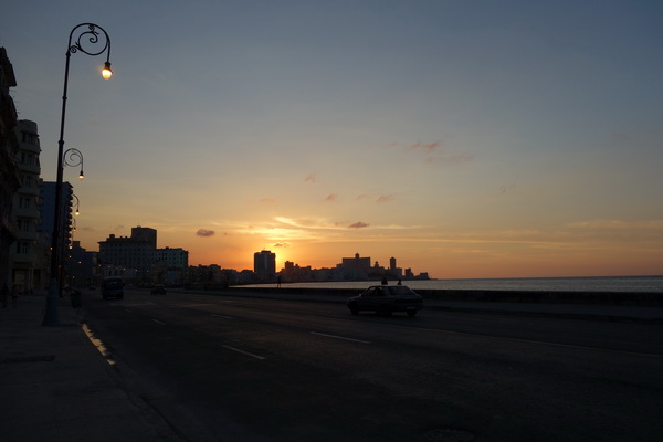 Solnedgång längs Malecon, Havanna.