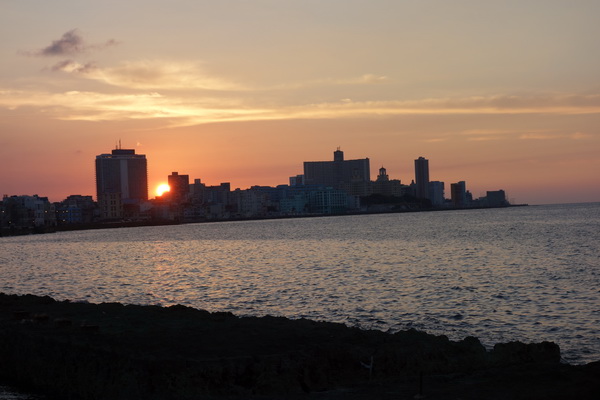 Solnedgång längs Malecon, Havanna.