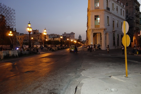 Solnedgång vid Pradons norra ände, Centro Habana, Havanna.