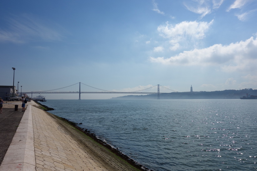 Ponte 25 de Abril, den 2277 meter Golden Gate-liknande bron, Lissabon.