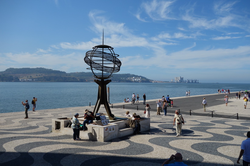 Bredvid Padrao Dos Descobrimentos, monumentet som hyllar Portugals upptäckarera, Belém, Lissabon.