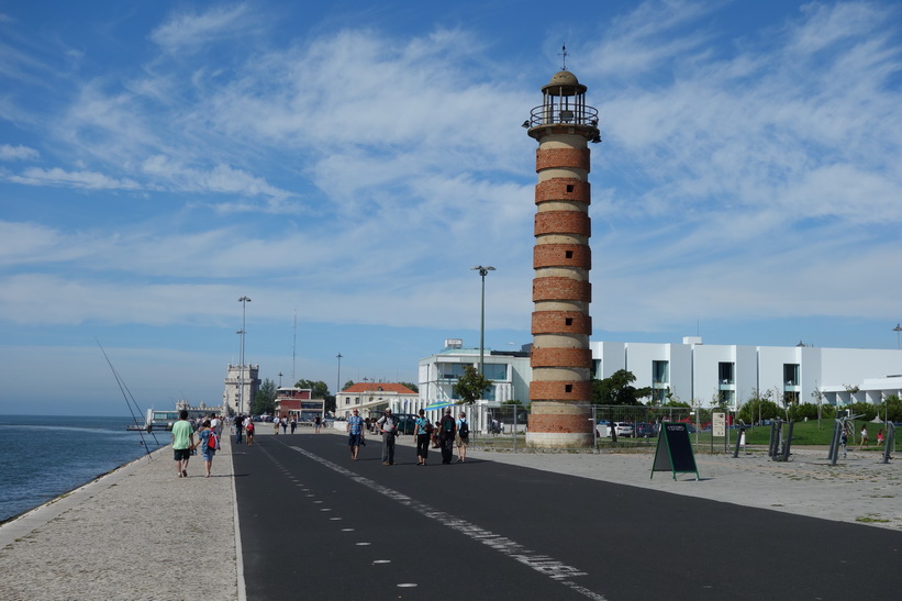 Vy med Torre de Belém skymtandes i bakgrunden, Belém, Lissabon.