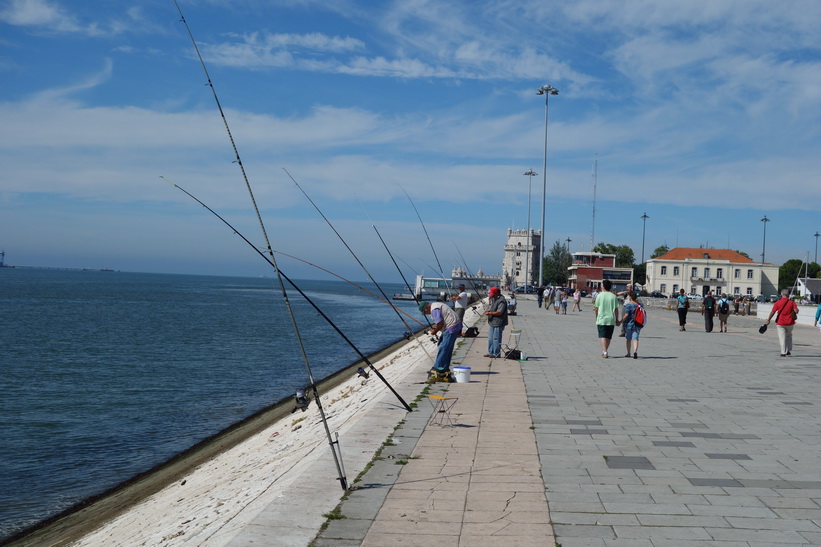 Vy med Torre de Belém skymtandes i bakgrunden, Belém, Lissabon.