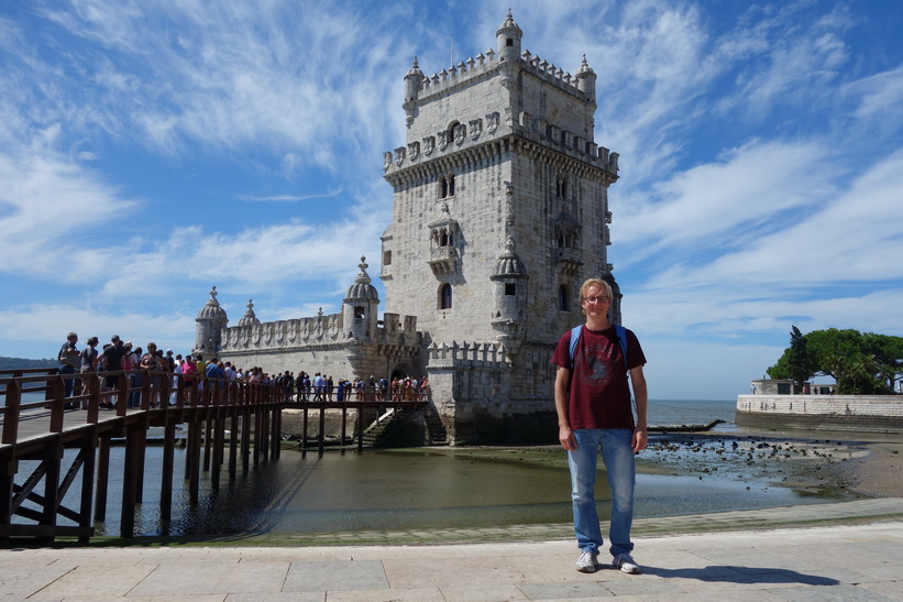 Stefan framför Torre de Belém, Belém, Lissabon.