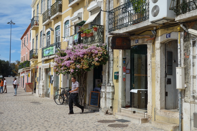 Gatuscen i centrala Belém, Lissabon.