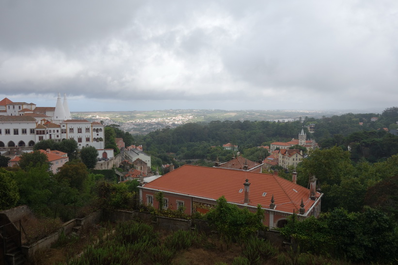 Promenaden upp till Castelo dos Mouros, historiska Sintra, Portugal.