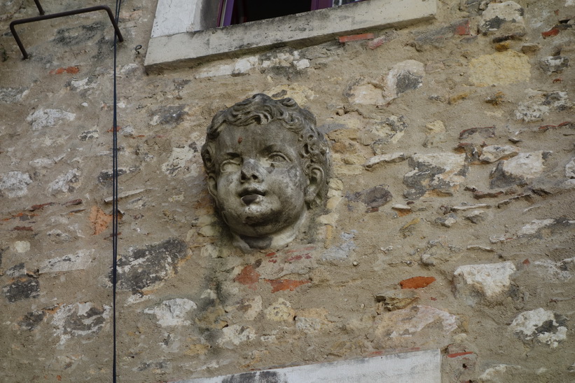 Ett huvud på innerväggen i Convento do Carmo, Lissabon.