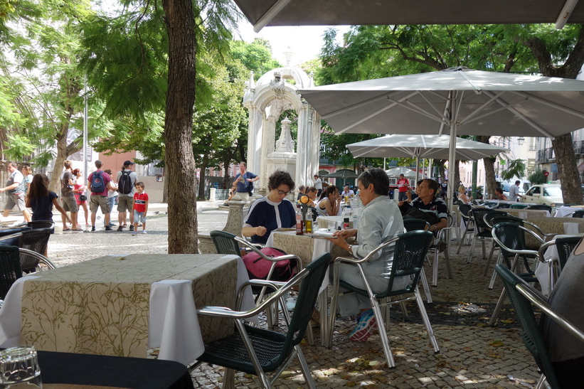 Vila på caféet på Largo de Carmo utanför Convento do Carmo, Lissabon.