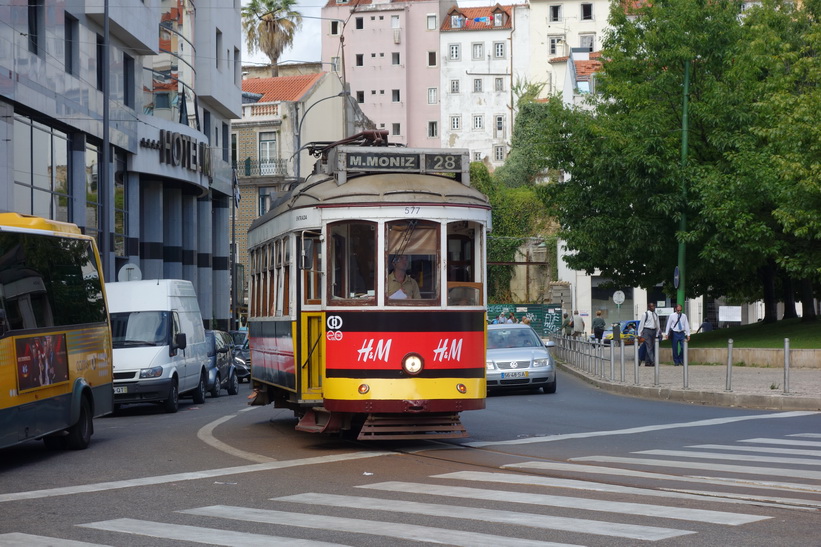 Tram 28 på ingång, Praça Martim Moniz, Lissabon.