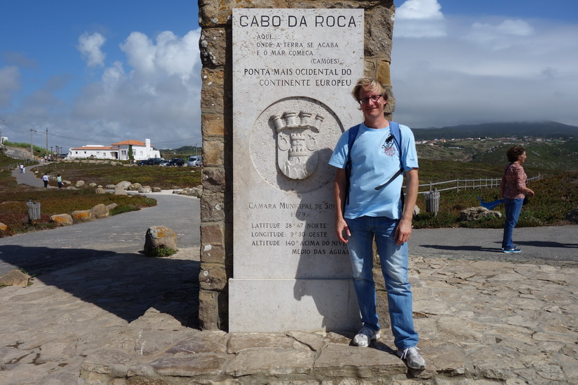 Stefan framför monumentet som deklararerar Cabo da Roca som den västligaste punkten på det europeiska fastlandet, Portugal.