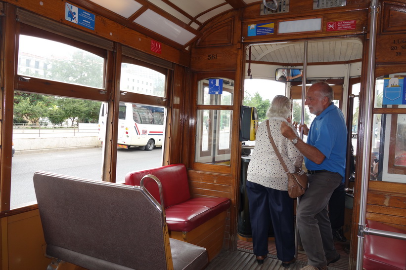 Ombord på berömda tram 28, Lissabon.