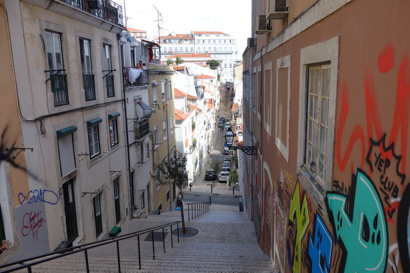 I närheten av Miradouro de Santa Catarina, Lissabon.