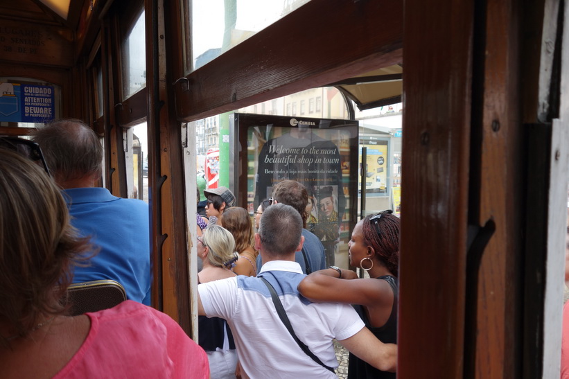 Ombord på berömda tram 28, Lissabon.