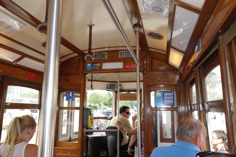 Ombord på berömda tram 28, Lissabon.