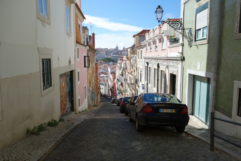 Promenaden från Miradouro de Santa Catarina till Praça do Príncipe Real, Lissabon.