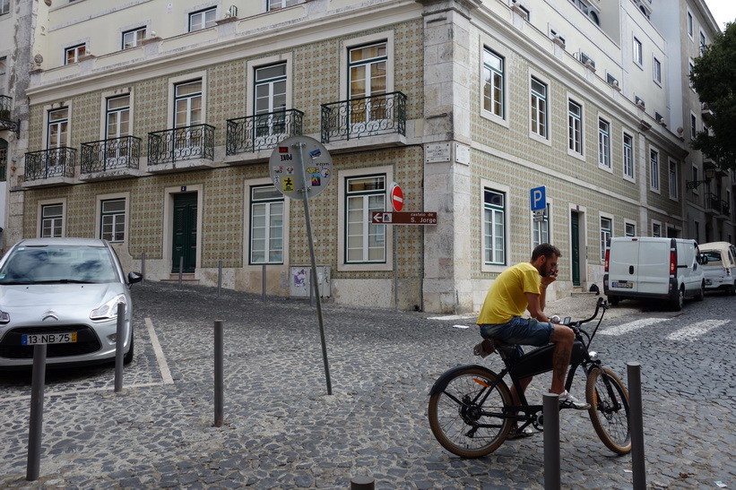 På väg upp till Castelo de São Jorge, Lissabon.