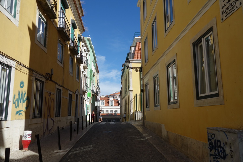 Promenaden från Miradouro de Santa Catarina till Praça do Príncipe Real, Lissabon.