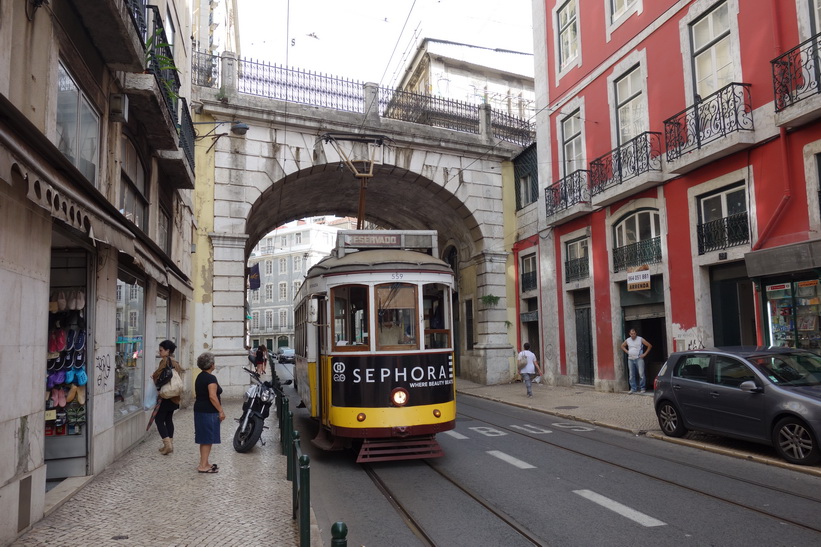 Gatuscen i södra Lissabon.