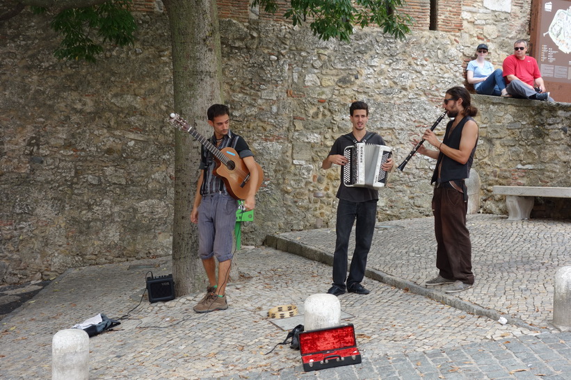 Liveunderhållning utanför Castelo de São Jorge, Lissabon.