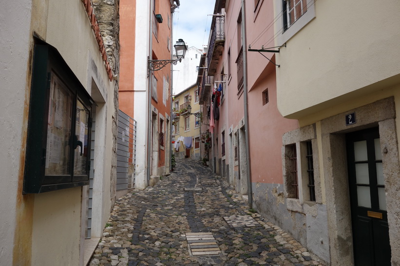 Fantastiskt mysiga gator vid Castelo de São Jorge, Lissabon.