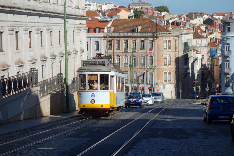 Den berömda tram 28 på väg förbi Assembleia da República upp mot Basílica da Estrela, Lissabon.
