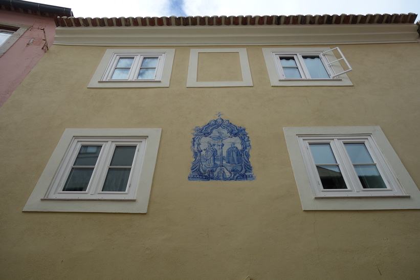 Fina fasadmålningar nästan överallt i området runt Castelo de São Jorge, Lissabon.