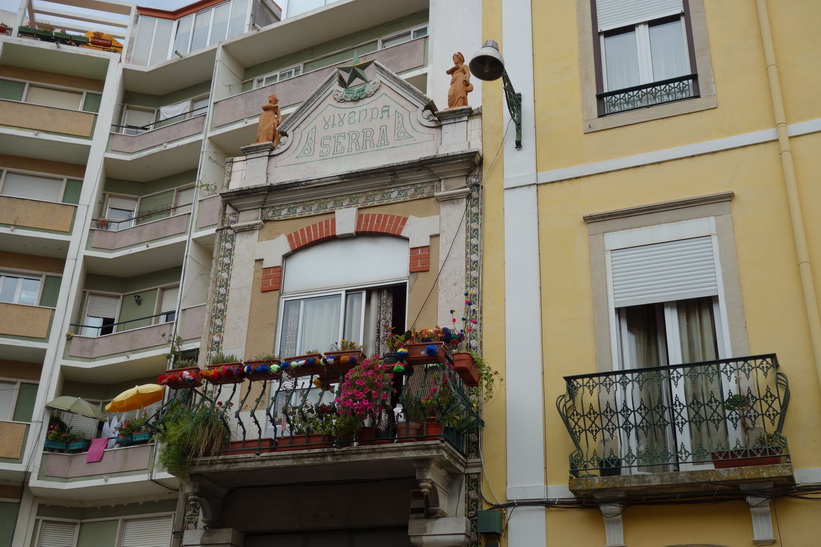 Fina fasader längs gatorna på väg upp till Miradouro da Senhora do Monte, Lissabon.