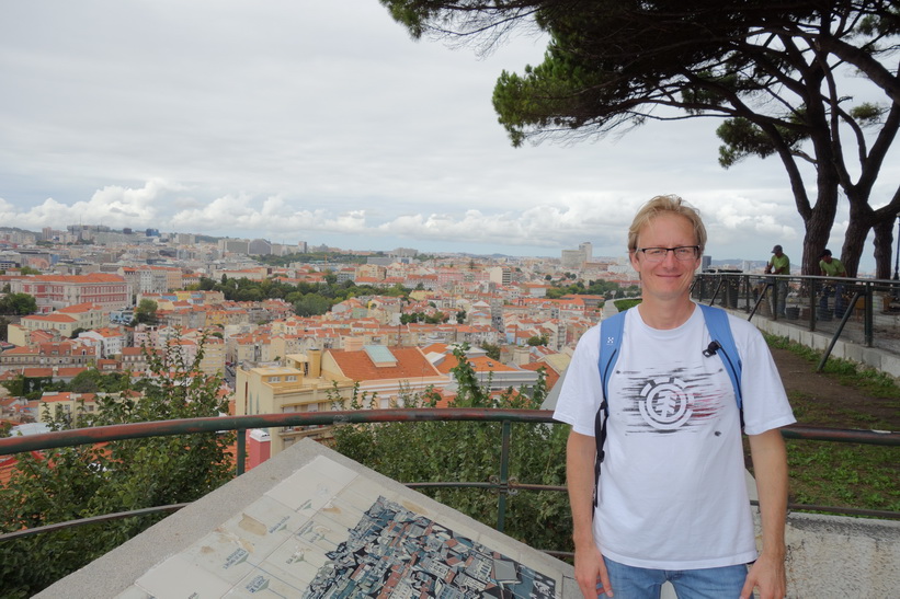 Stefan vid utsiktsplats Miradouro da Senhora do Monte, Lissabon.