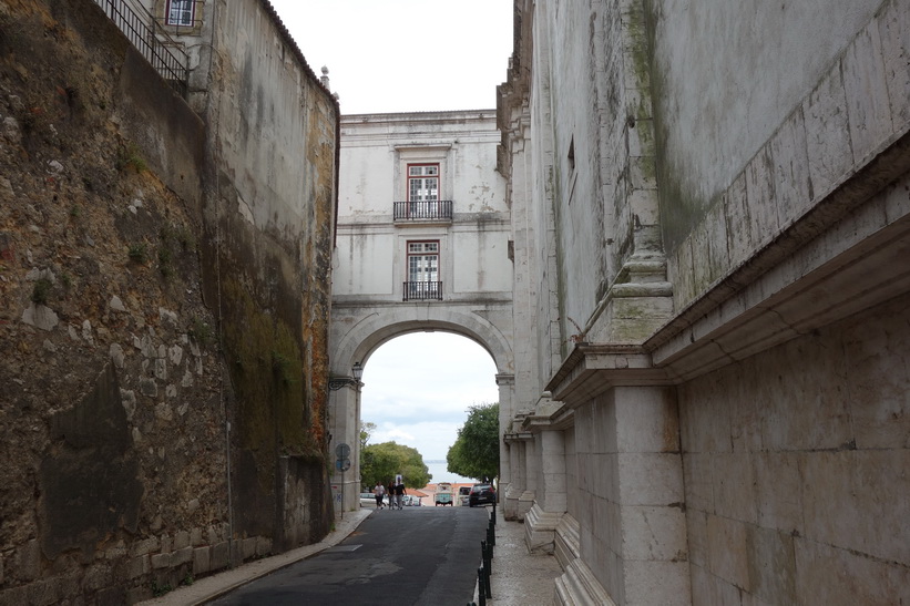 Gatan som passerar Igreja de São Vicente, Lissabon.