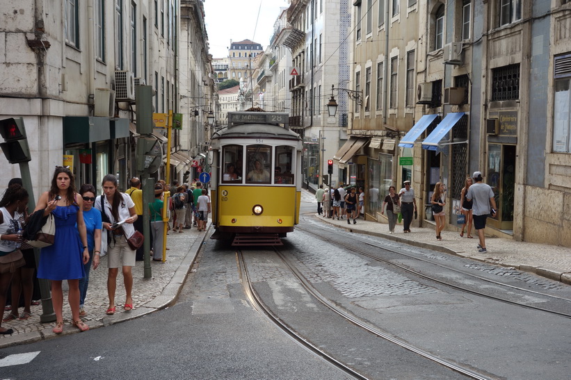 När man är på strövtåg i Lissabon dyker klassiska tram 28 upp när man minst anar det.