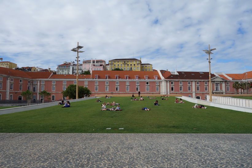 Grönområde väster om Praça do Comércio, Lissabon.