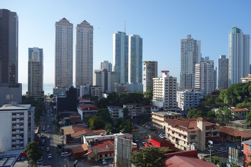 Utsikt över Calle Uruguay från elfte våningen på Hotel Tower House Suites, Panama city.
