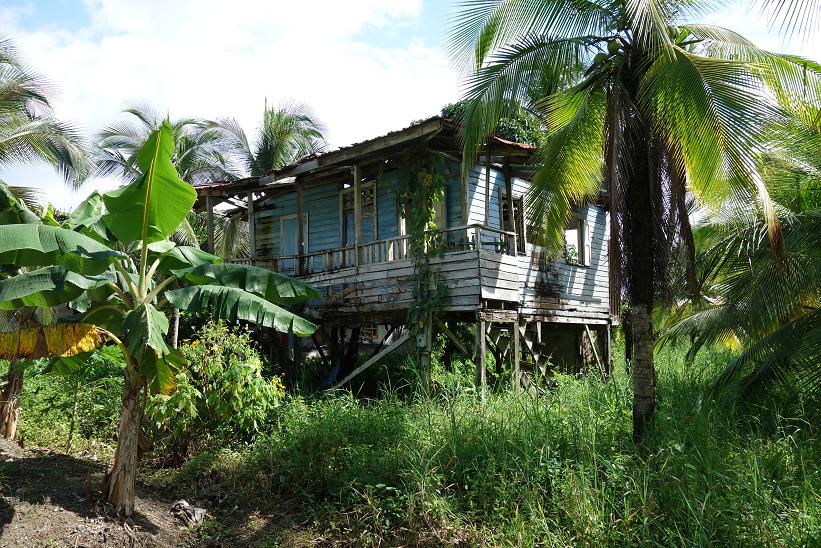 Ett hus som sett sina bästa dagar i Bocas Town, Bocas del Toro.