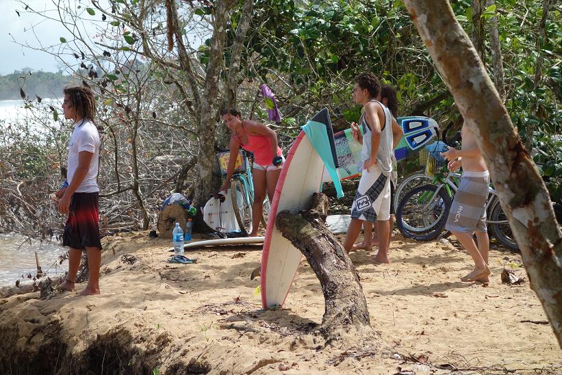 Surfare på Playa Bluff, Isla Colon, Bocas del Toro.