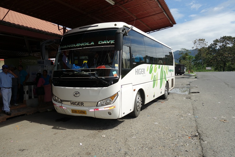 Bussen mellan David och Almirante (slutdestination Changuinola) har stannat för lite rast och vila.
