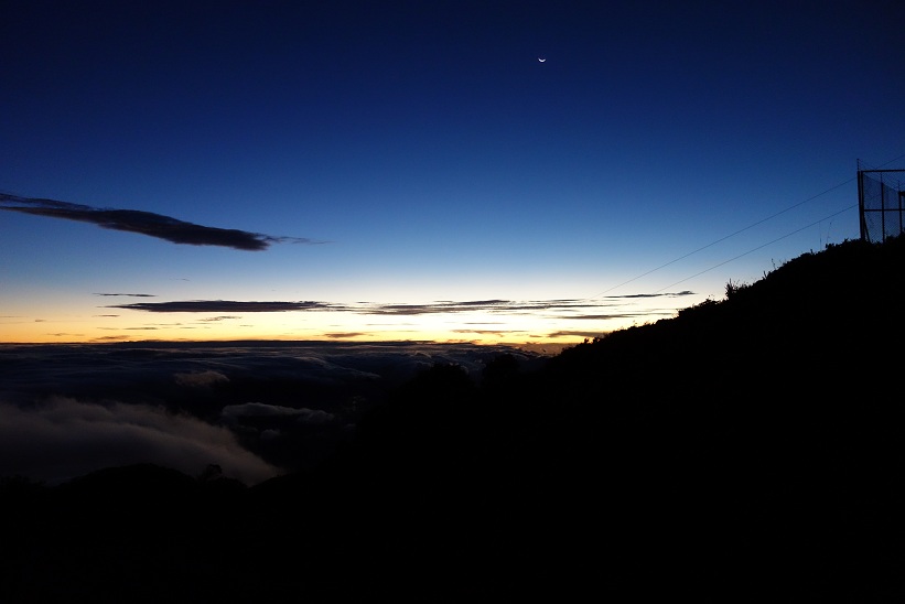 Soluppgång uppe på toppen av Volcán Barú.