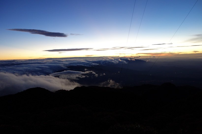 Soluppgång uppe på toppen av Volcán Barú.
