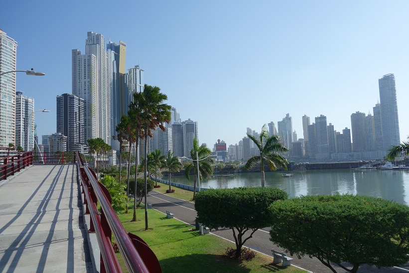 Gångbron över Cinta Costera med Ciclovía Cinta Costera nedanför, Panama city.