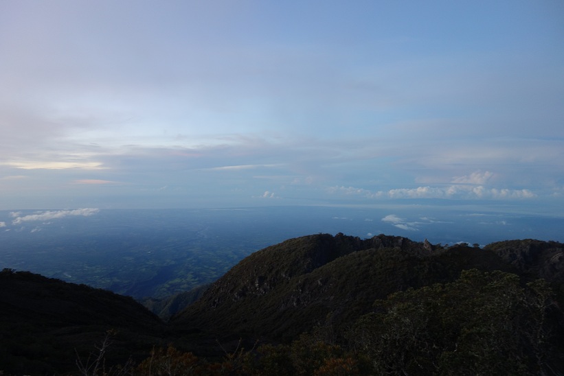 Soluppgång uppe på toppen av Volcán Barú.